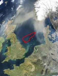 Satellitenaufnahme der Nordsee. Rot umrandete Doggerbank © NASA 2008